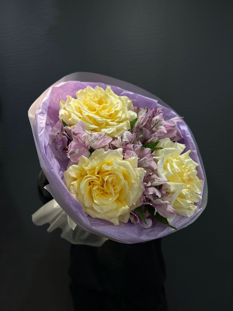 Букет из пионовидных роз и альстромерии "Нежные Объятия"