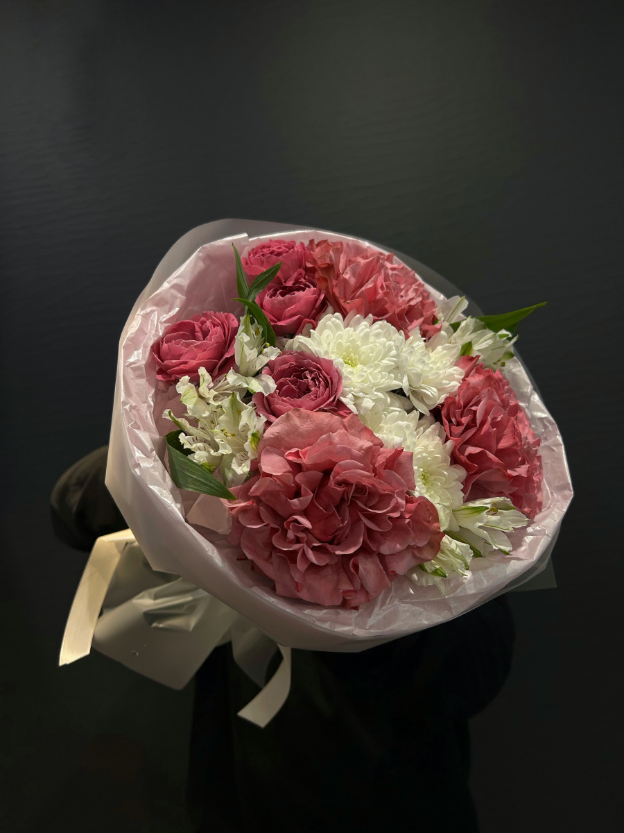 Букет из пионовидных роз и хризантем "Офелия"