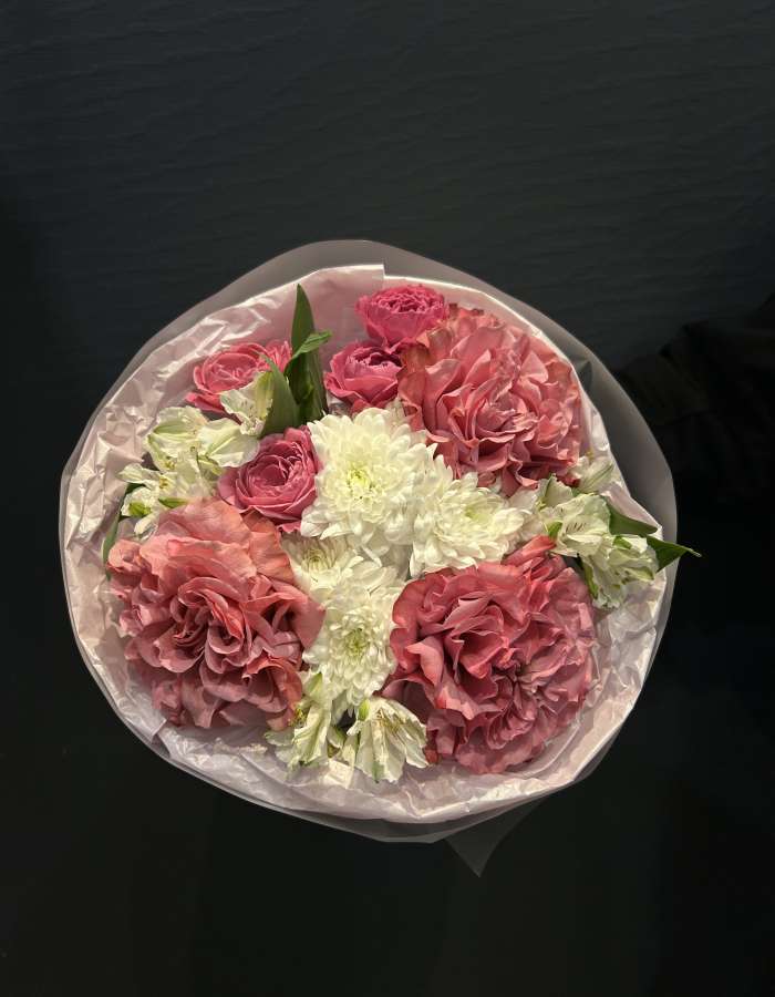 Букет из пионовидных роз и хризантем "Офелия"