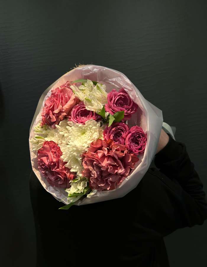 Букет из пионовидных роз и хризантем "Офелия"