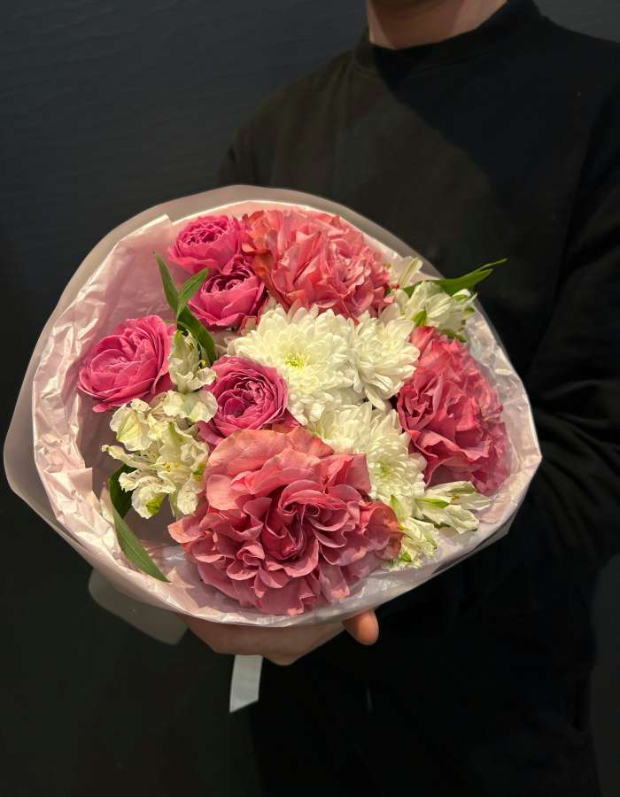 Букет из пионовидных роз и хризантем "Офелия"