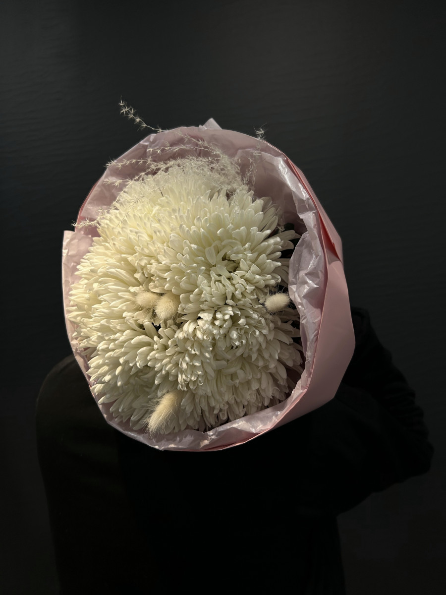 Букет из хризантем сорта Антонов и сухоцветов "Невинность"