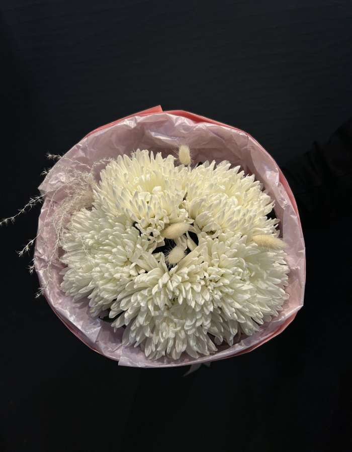 Букет из хризантем Антонов и сухоцветов "Невинность"