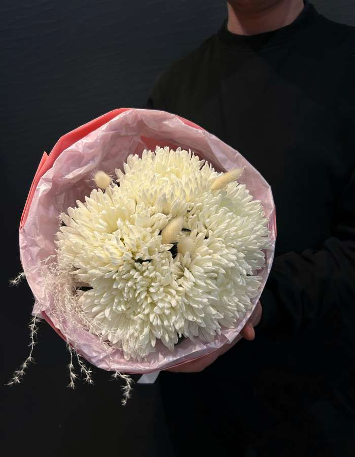 Букет из хризантем Антонов и сухоцветов "Невинность"