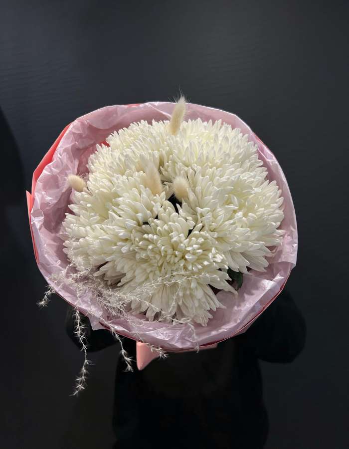 Букет из хризантем Антонов и сухоцветов "Невинность"