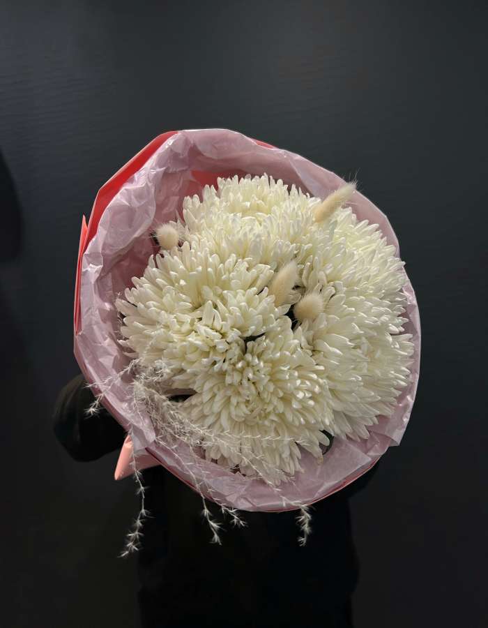 Букет из хризантем Антонов и сухоцветов "Невинность"