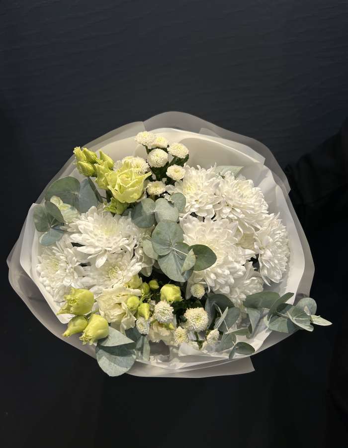 Букет из белых хризантем и эустомы "Андромеда"