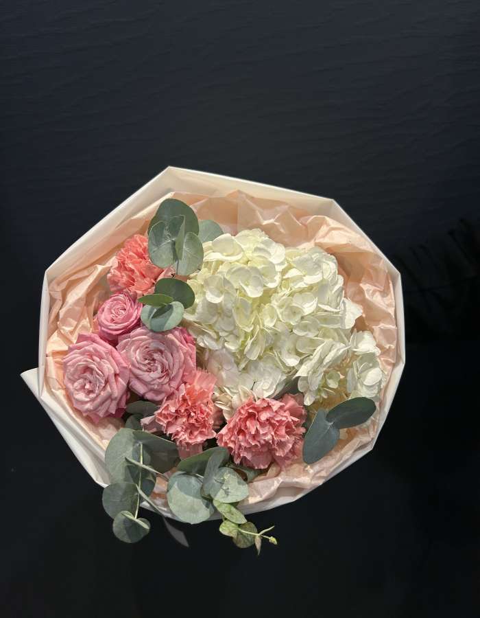 Букет из белой гортензии и диантусов "Головокружение"