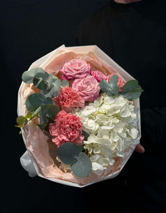 Букет из белой гортензии и диантусов "Головокружение"