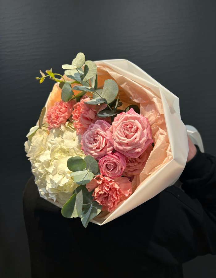 Букет из белой гортензии и диантусов "Головокружение"