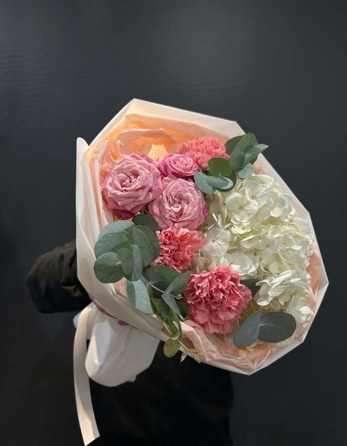 Букет из белой гортензии и диантусов "Головокружение"