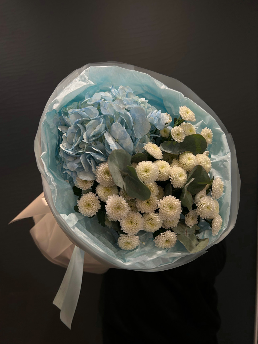 Букет из голубой гортензии и хризантем сорта сантини "Аура"