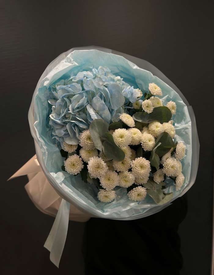 Букет из голубой гортензии и хризантем сантини "Аура"