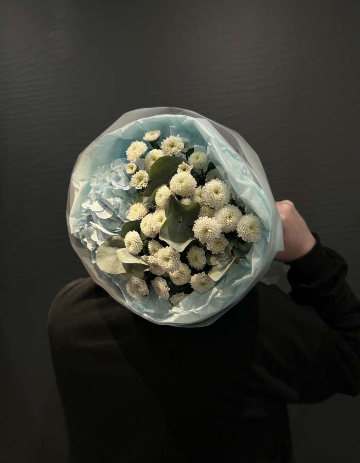 Букет из голубой гортензии и хризантем сантини "Аура"