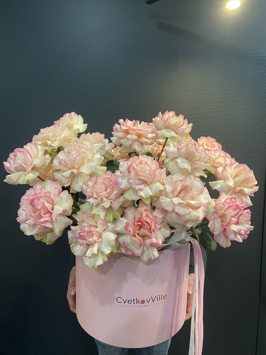 Коробка с розовыми французскими розами "Страстная любовь"