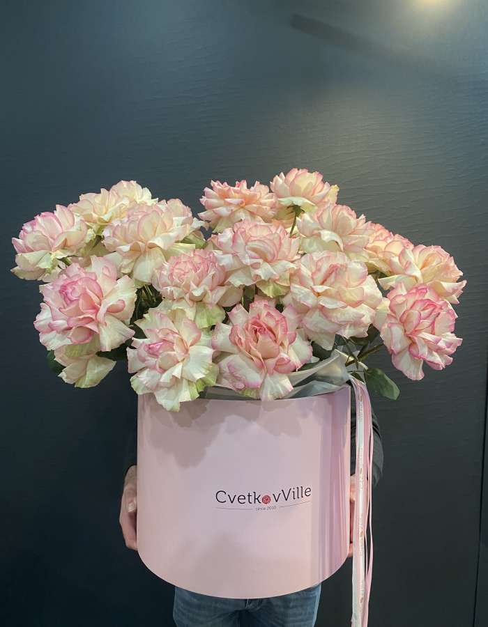 Коробка с розовыми французскими розами "Страстная любовь"