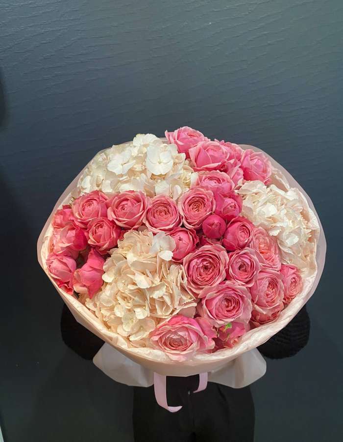 Букет из гортензий и пионовидных кустовых роз "Рандеву"