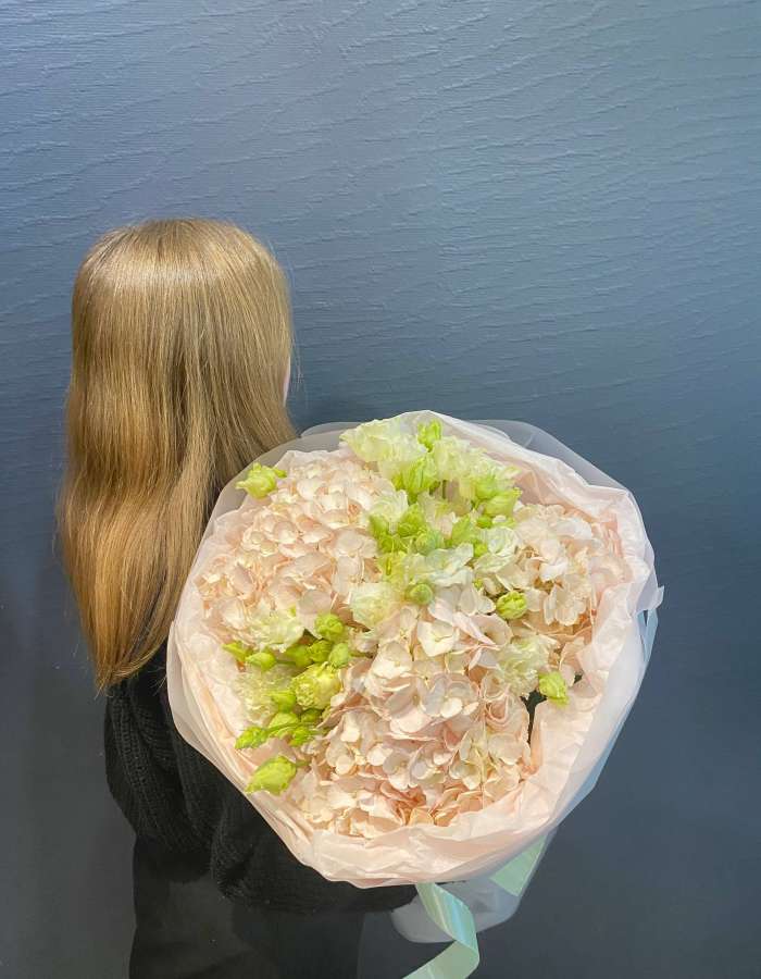 Букет из розовых гортензий и эустомы "Сладкие чувства"