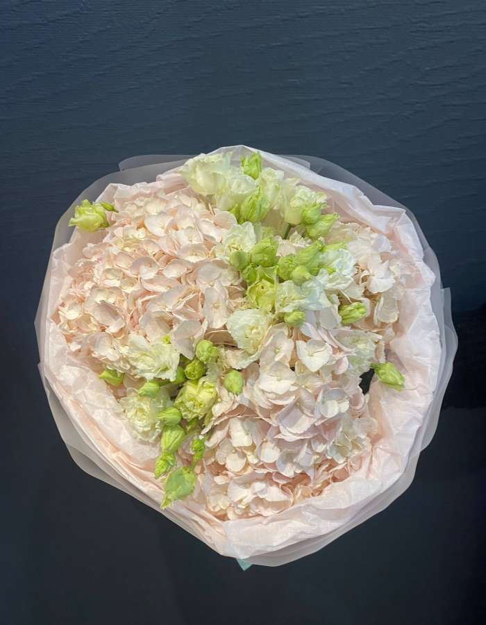 Букет из розовых гортензий и эустомы "Сладкие чувства"