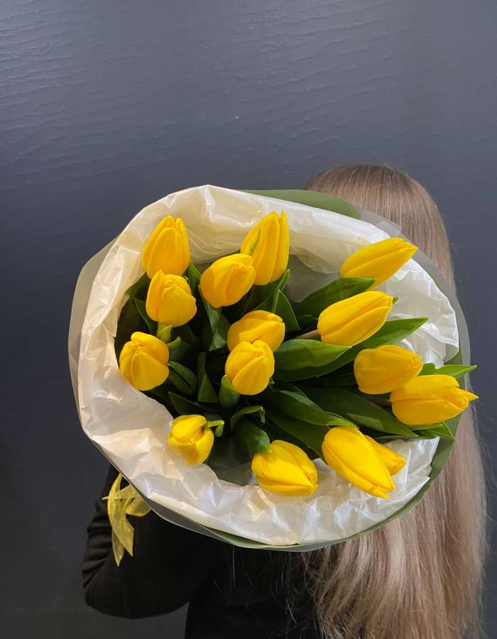 Букет из тюльпанов сорта Стронг Голд "Капли весны"