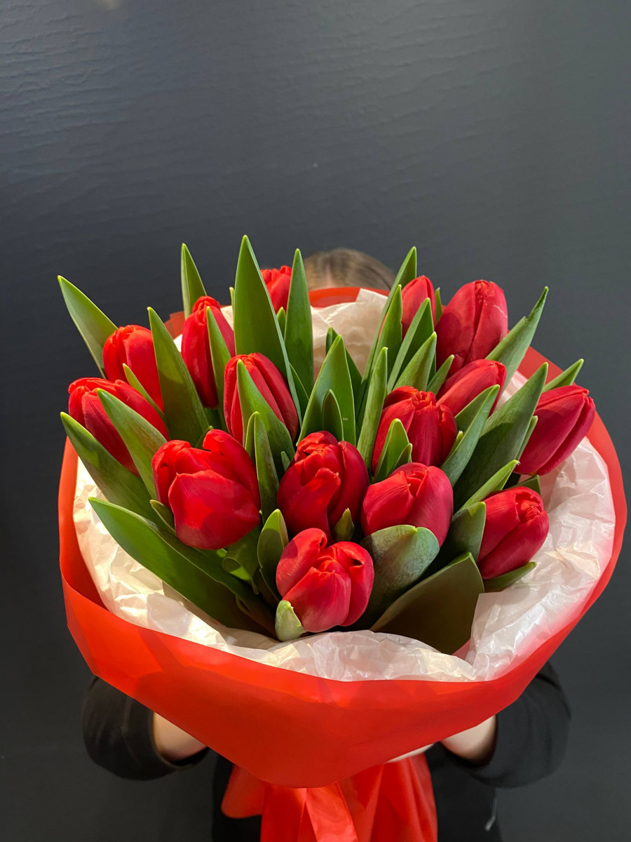 Букет из тюльпанов сорта Рэд Стоун "Красное Пламя Страсти"