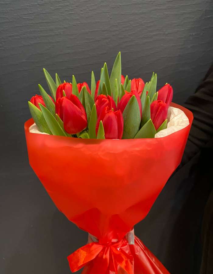 Букет из тюльпанов сорта Рэд Стоун "Красное Пламя Страсти"