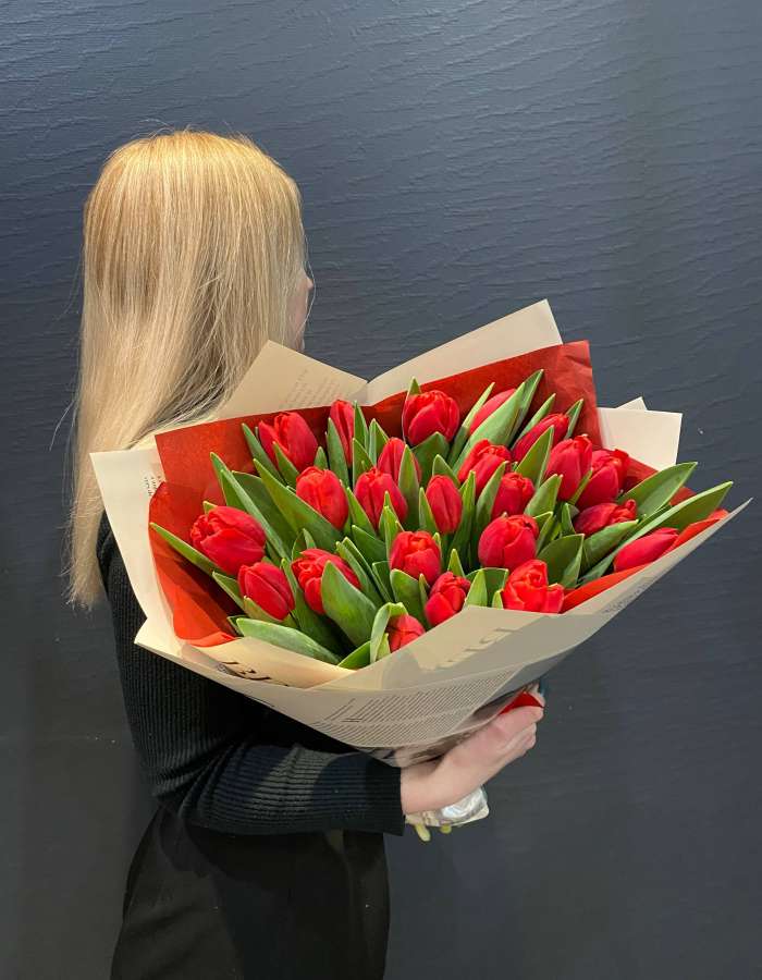 Букет из 25 красных тюльпанов сорта Рэд Стоун(Red Stone)