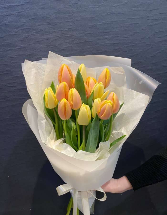 Букет из желтых и манговых тюльпанов "Весенний миг"