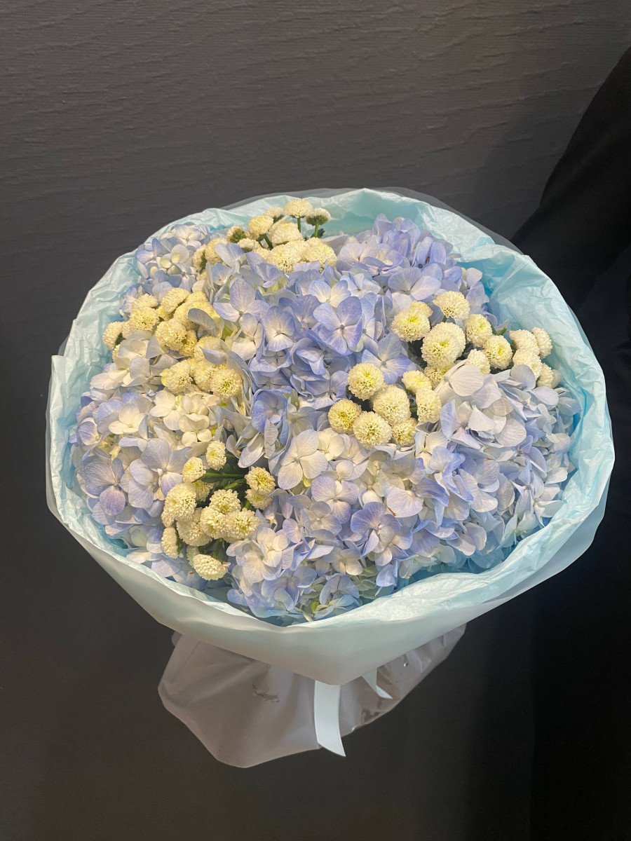 Букет из гортензий и хризантемы сорта Сантини "Голубая Нимфа"