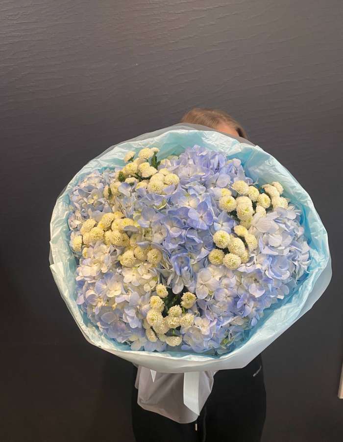 Букет из гортензий и хризантемы сорта Сантини "Голубая Нимфа"