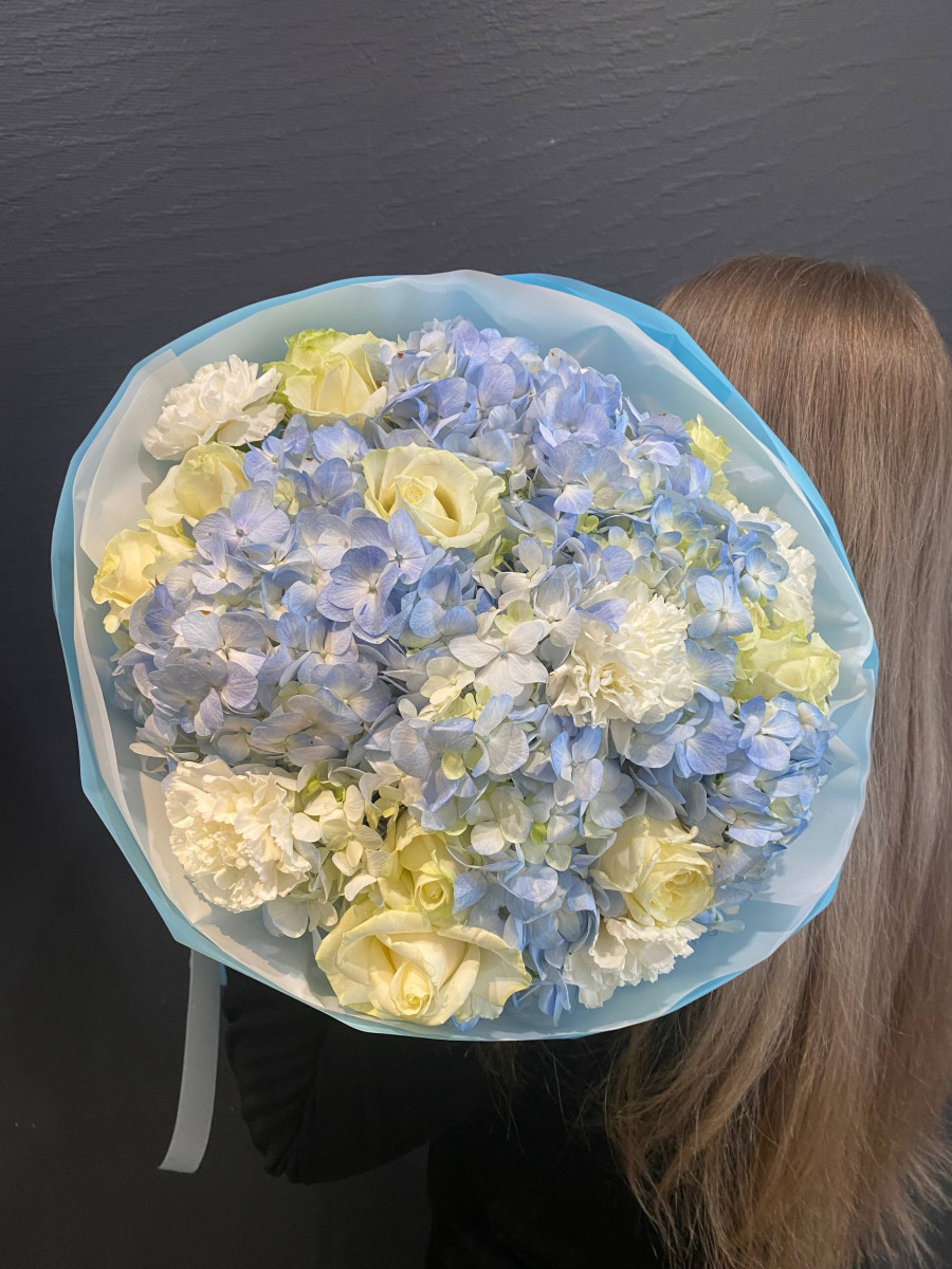 Букет из голубых гортензий и белых роз "Небесная даль"