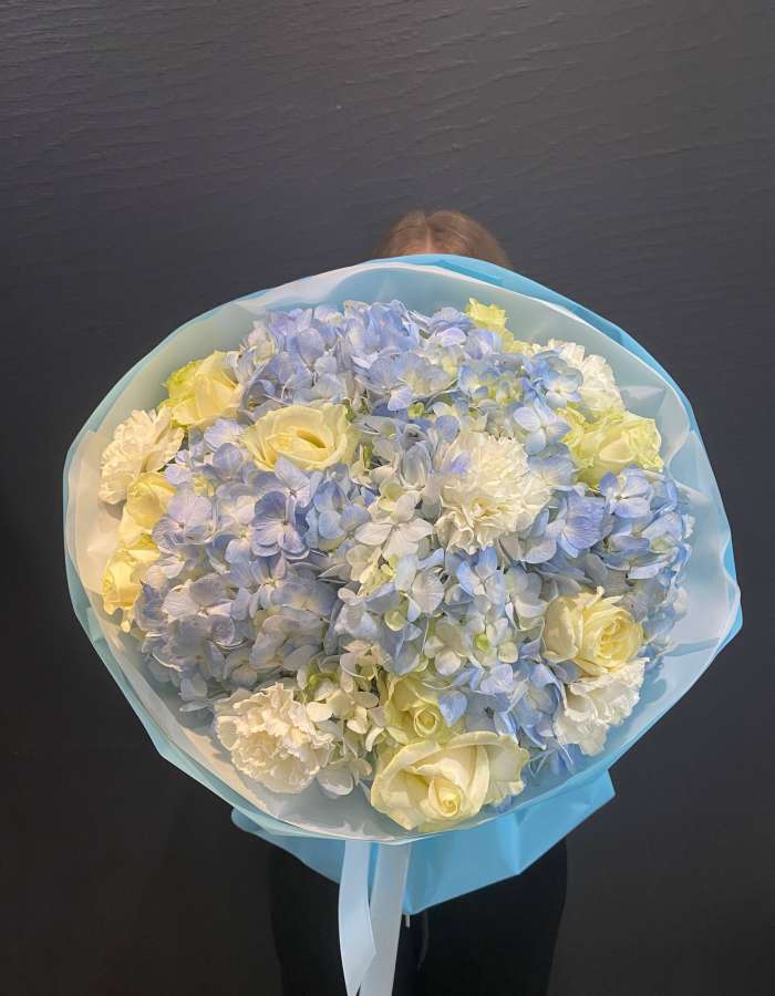 Букет из голубых гортензий и белых роз "Небесная даль"