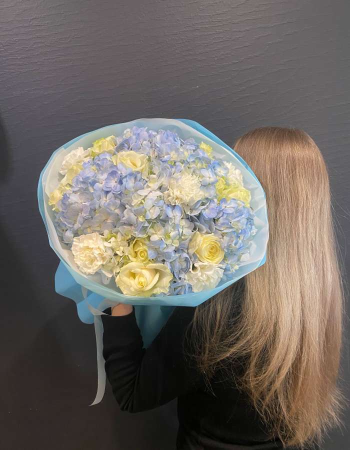 Букет из голубых гортензий и белых роз "Небесная даль"