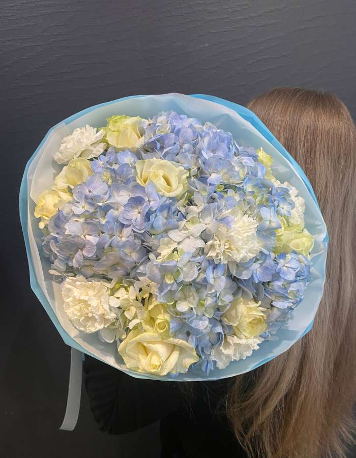 Букет из голубых гортензий и белых роз "Небесная даль"