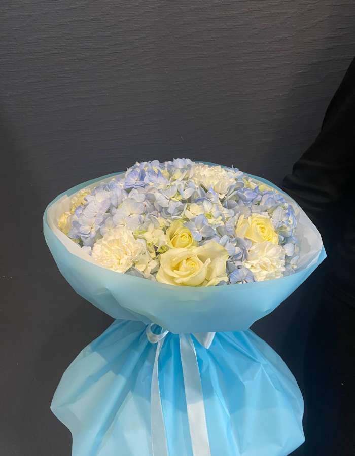 Букет из голубых гортензий и белых роз "Небесная даль"