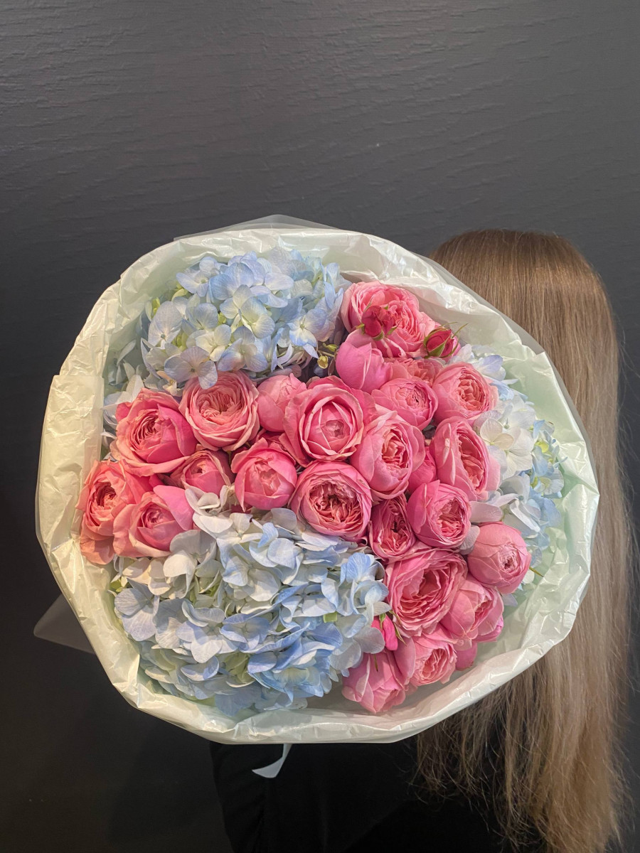 Букет из гортензии и кустовой розы "Охапка роскоши"