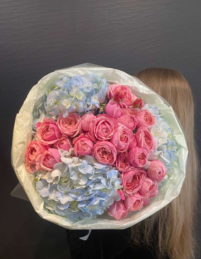 Букет из гортензии и кустовой розы "Охапка роскоши"