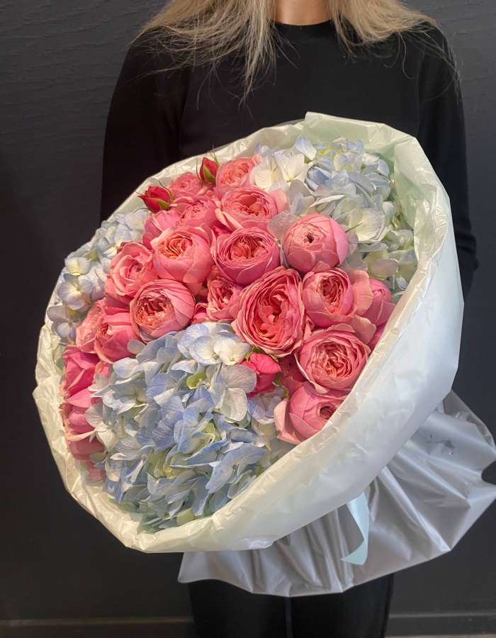 Букет из гортензии и кустовой розы "Охапка роскоши"