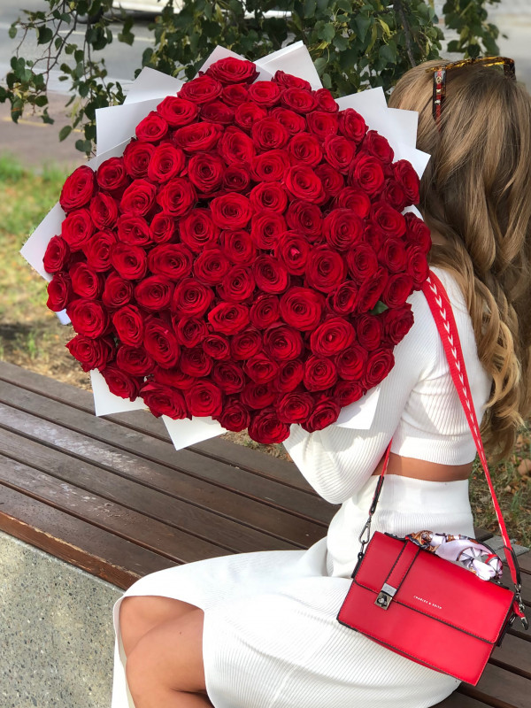 Букет из 101 розы: очарование роскоши