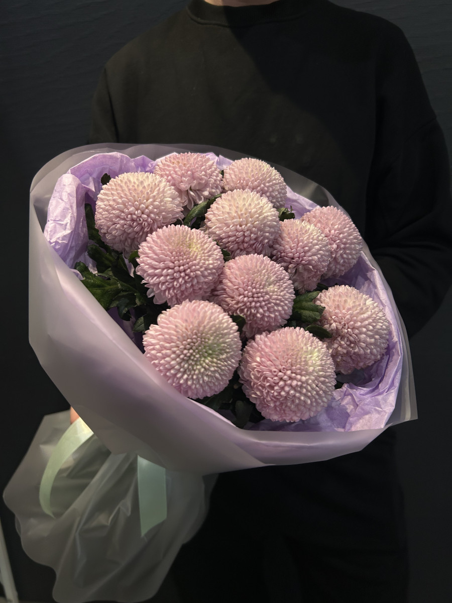 Букет из сиреневых хризантем сорта Момоко "Млечный Путь"