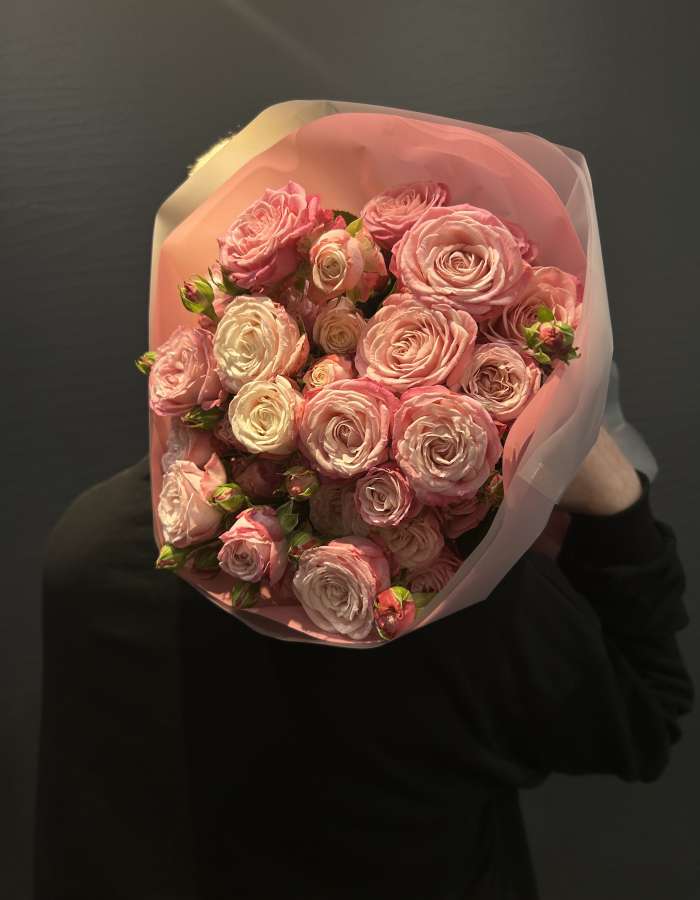 Букет из кустовых роз сорта Леди Бомбастик "Россыпь кораллов"