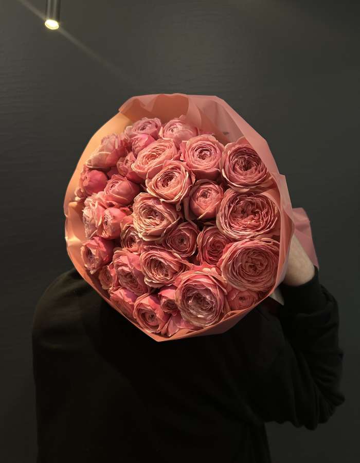 Букет из пионовидных кустовых роз "Карнавал страстей"