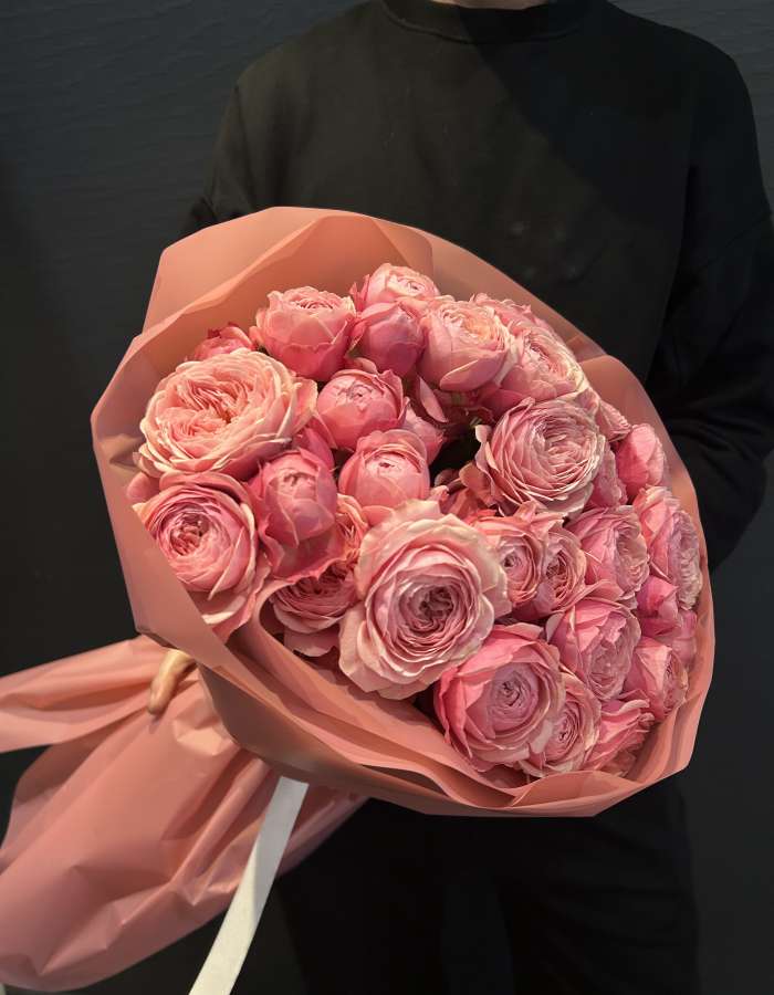 Букет из пионовидных кустовых роз "Карнавал страстей"