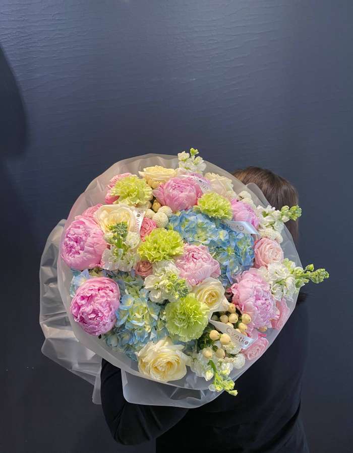 Букет из розовых пионов и маттиолы "Сливочный аромат"