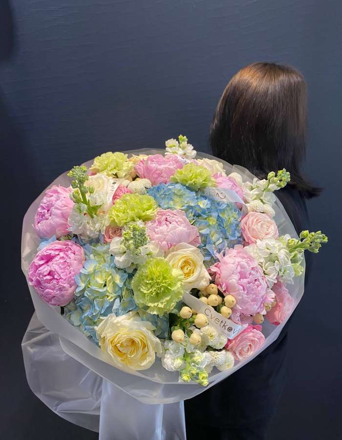 Букет из розовых пионов и маттиолы "Сливочный аромат"