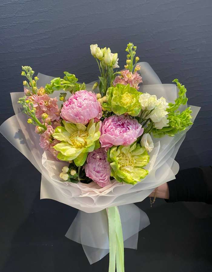 Букет из розовых пионов и розы сорта Вегге "Жозефина"