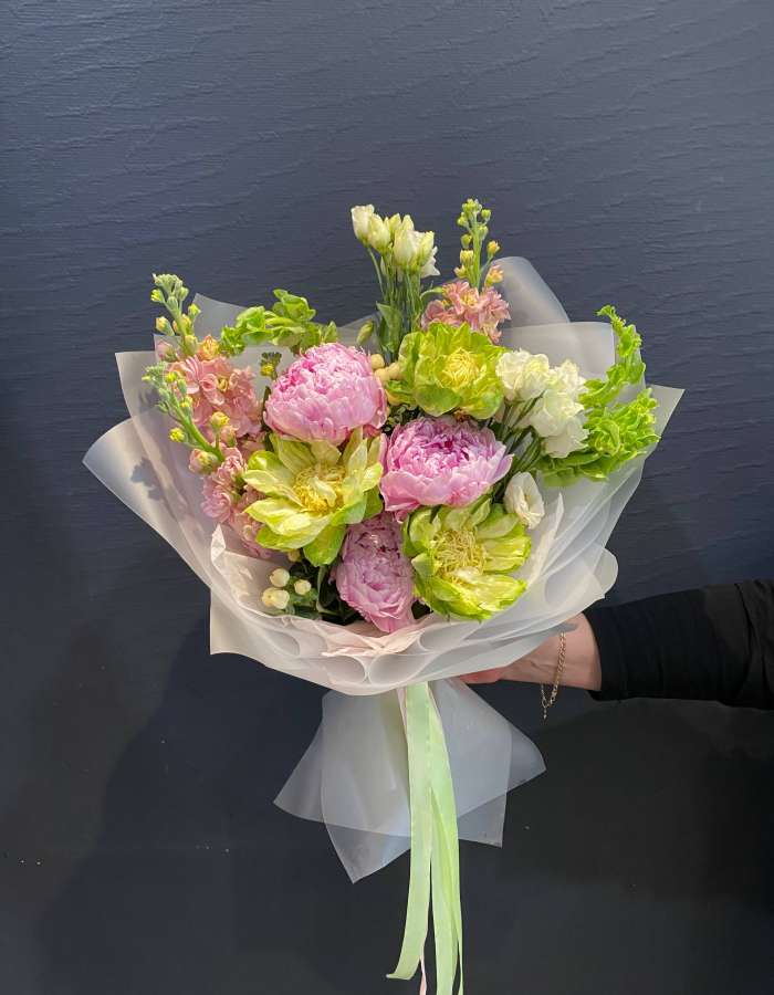 Букет из розовых пионов и розы сорта Вегге "Жозефина"