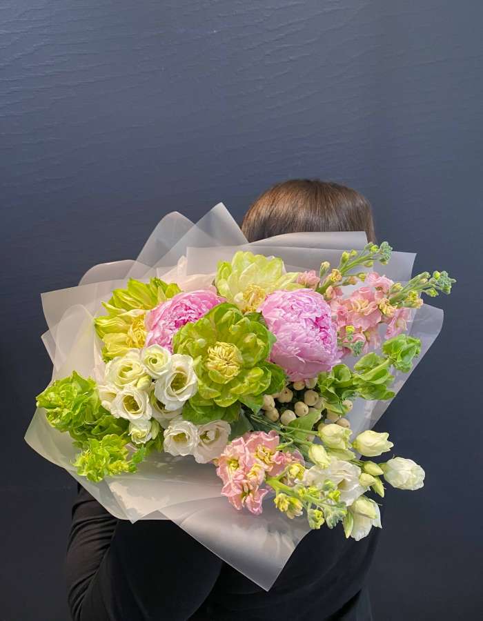 Букет из розовых пионов и розы сорта Вегге "Жозефина"