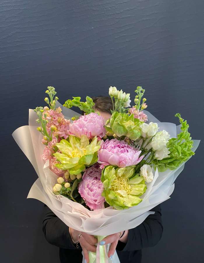 Букет из розовых пионов и розы сорта Вегге "Жозефина"