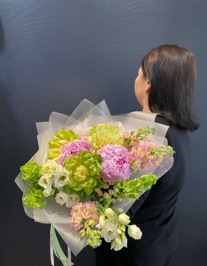 Букет из розовых пионов и розы сорта Вегге "Жозефина"